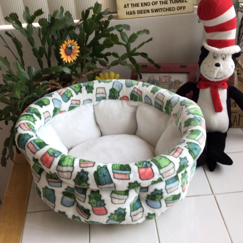 ‘Kenzie Home’ Plush Cat Bed - Picture 1 of 5